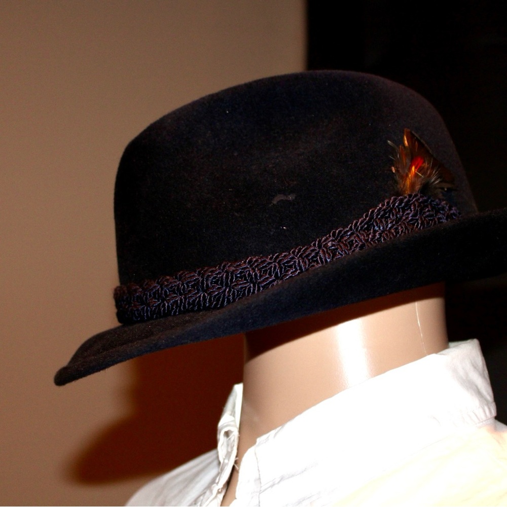 Stetson Sovereign Midnight Blue. White Satin Lining with Crest.  Size 55, 6 7/8.